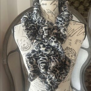 NWT Black & Cream Luxury Faux Fur Scarf One Size